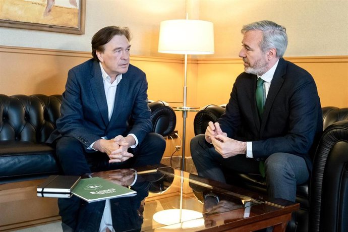 El presidente del Gobierno de Aragón, Jorge Azcón, se reúne con el portavoz de Aragón-Teruel Existe, Tomás Guitarte.