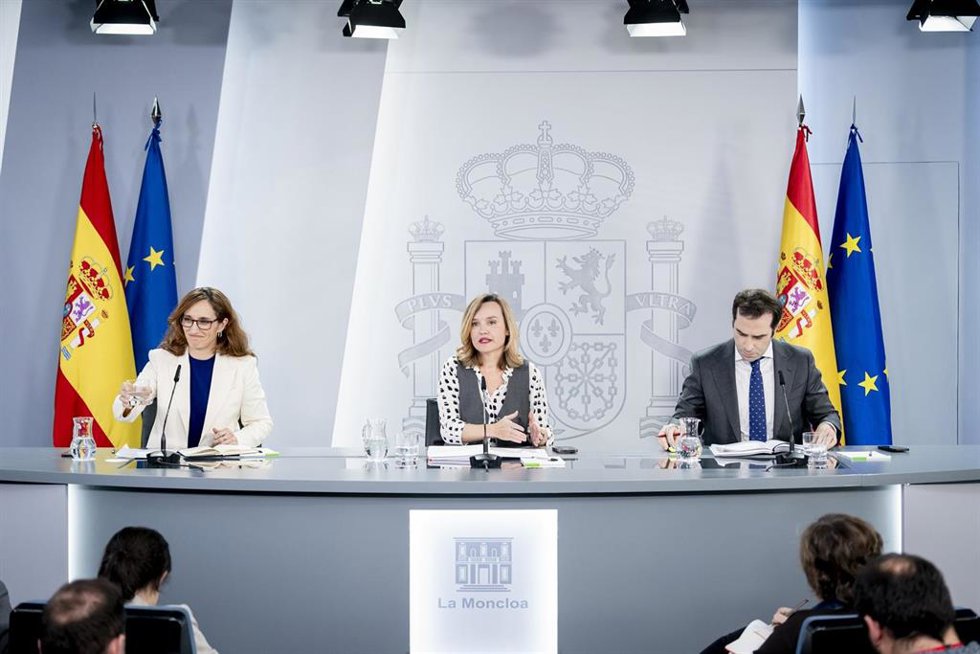 (I-D) La ministra de Sanidad, Mónica García; la ministra de Educación, Formación Profesional y Deportes y portavoz del Gobierno, Pilar Alegría; y el ministro de Economía, Comercio y Empresa, Carlos Cuerpo.