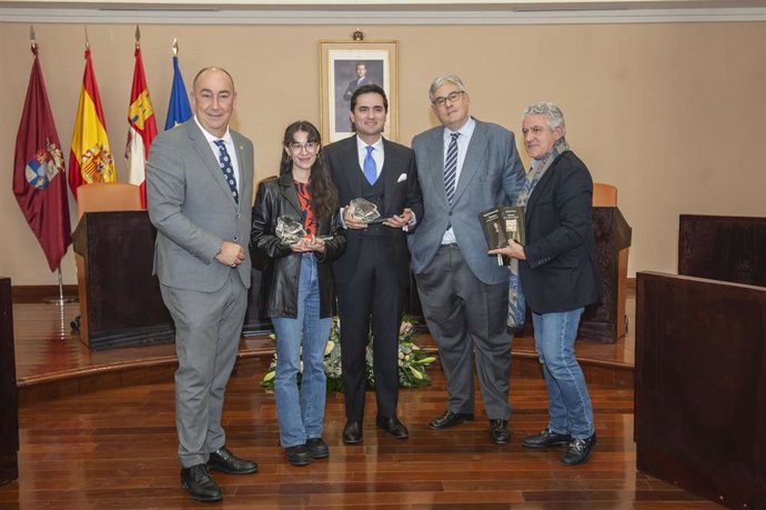 Los dos ganadores entre el presidente de la Diputación (I) y Juan Manuel de Prada (2D) junto al diputado de Cultura (D).