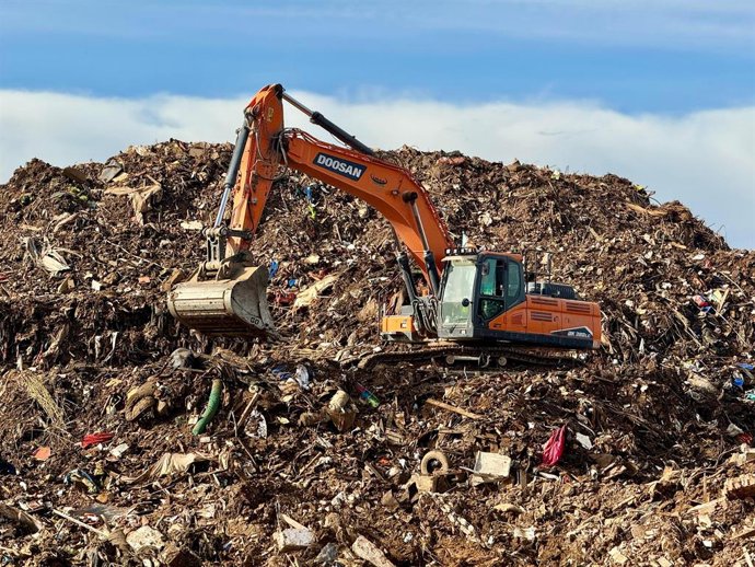 Archivo - Arxiu - Retirada de residus en punts d'apilament després de la dana a València