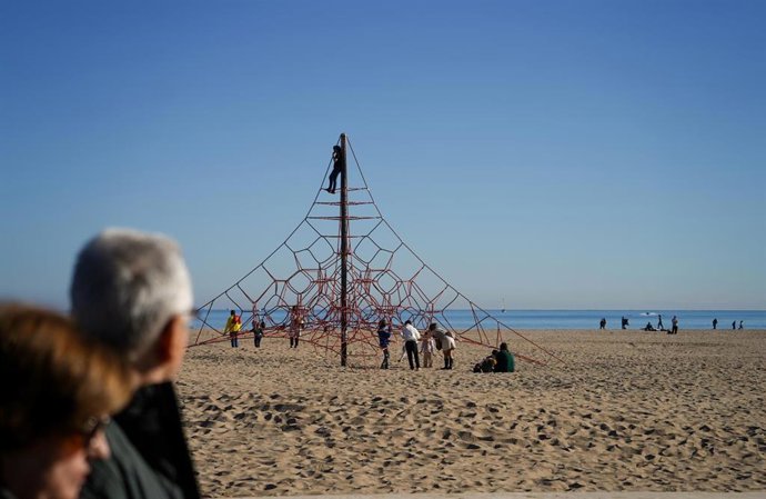 Archivo - Varias personas disfrutan del día de Navidad en la Playa de Las Arenas, a 25 de diciembre de 2023, en Valencia, Comunidad Valenciana (España). 