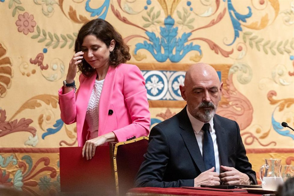 Archivo - La presidenta de la Comunidad de Madrid, Isabel Díaz Ayuso y el rector de la Universidad Complutense de Madrid, Joaquín Goyache, durante la toma de posesión del rector, en el Paraninfo de la Universidad Complutense de Madrid, a 27 de junio de 