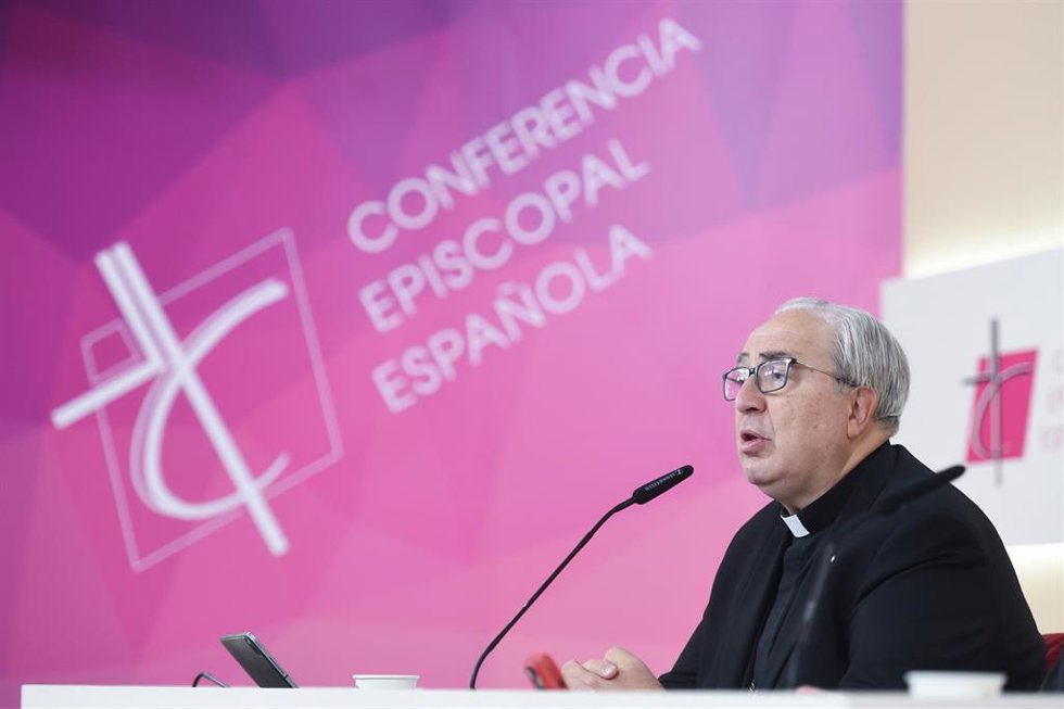 Archivo - El secretario general de la Comisión Permanente de la Conferencia Episcopal, Francisco César García Magán, durante una rueda de prensa.