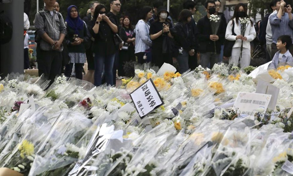 Flores depositadas en recuerdo a las víctimas del gran incendio de Tai Po, en Hong Kong. 