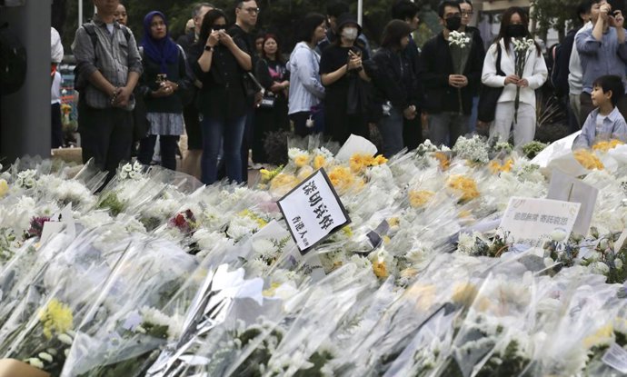 Flores depositadas en recuerdo a las víctimas del gran incendio de Tai Po, en Hong Kong.