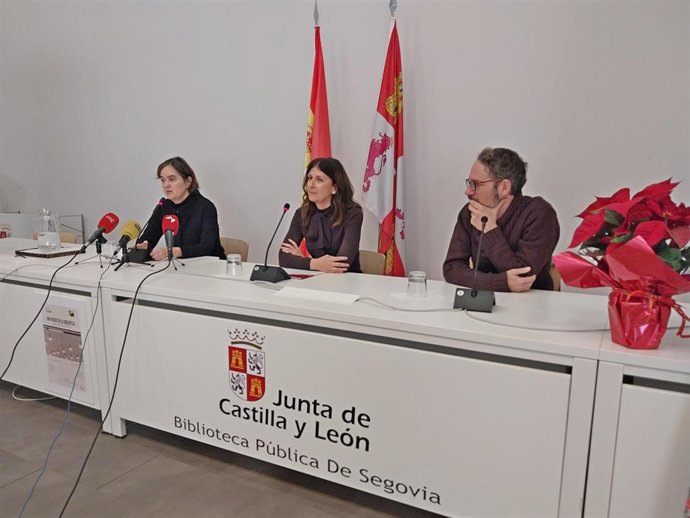 La directora de la Biblioteca, Carmen Delibes; la delegada de la Junta, Raquel Alonso, y el director teatral Sergio Artero.