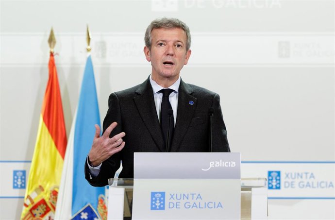 O titular do Executivo galego, Alfonso Rueda, acompañado pola conselleira de Medio Rural, María José Gómez, na rolda de prensa posterior á reunión do Consello da Xunta. Sala do Consello, 09/12/25.