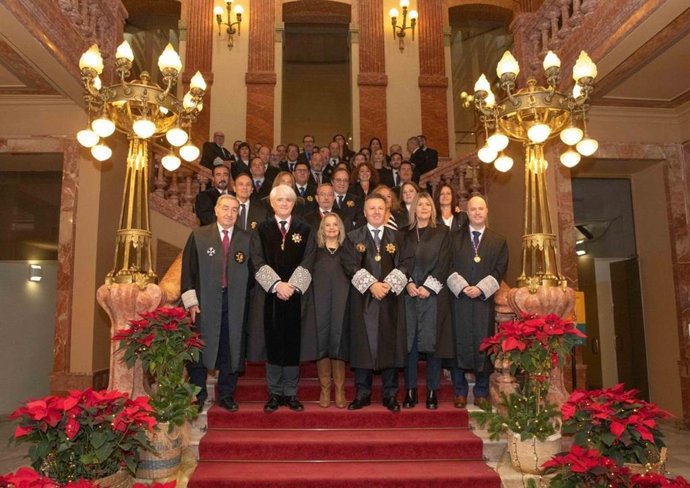 Foto de familia de la toma de posesión de Ángel Cervantes t como presidente del Consejo de la Abogacía de Castilla-La Mancha.