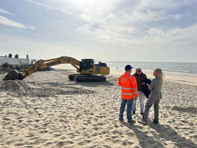 Visita de la subdelegada del Gobierno en Huelva, María José Rico, a la playa de Matalascañas.