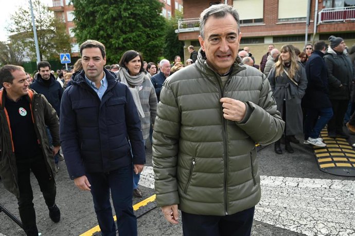 El presidente del EBB del PNV, Aitor Esteban (d), y el lehendakari, Imanol Pradales (i).