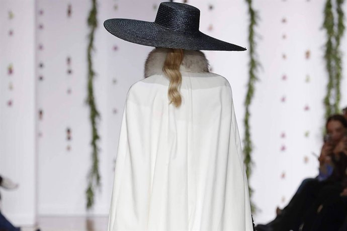 Capas Capicúa presenta su primera colección de capas para novias en Atelier Couture 2025