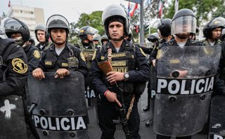 Archivo - Agentes de la Policía de Perú, en una imagen de archivo.