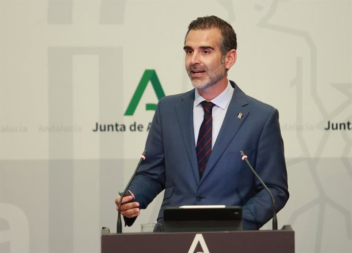 Archivo - El consejero de Agricultura, Pesca, Agua y Desarrollo Rural de la Junta de Andalucía, Ramón Fernández-Pacheco, interviene en la rueda de prensa posterior al Consejo de Gobierno. A 22 de octubre de 2025, en Sevilla (Andalucía, España). El Consejo