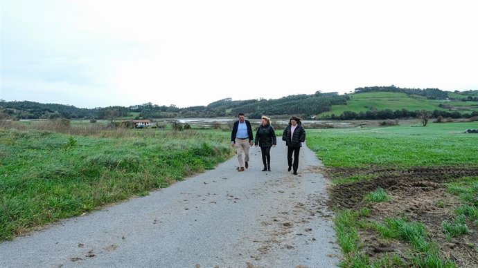 Susinos visita las obras de mejora de caminos en Bareyo