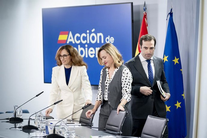 (I-D) La ministra de Sanidad, Mónica García; la ministra de Educación, y portavoz del Gobierno, Pilar Alegría; y el ministro de Economía, Carlos Cuerpo; durante una rueda de prensa.