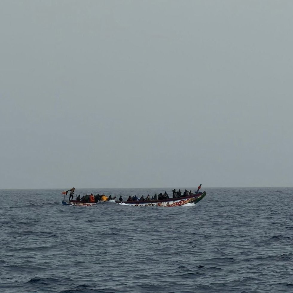 Cayuco localizado en aguas de El Hierro