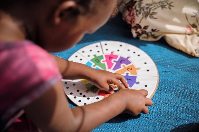 Archivo - Un niño sudanés juega con un puzzle en un espacio apoyado por el Fondo de Naciones Unidas para la Infancia (UNICEF) en el campamento de desplazados de Al Seniya, en Puerto Sudán, Sudán (archivo)