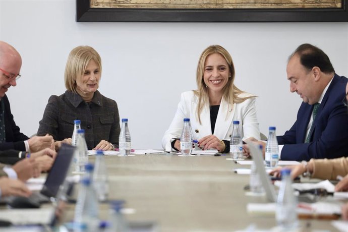 La presidenta de la Diputación de Cádiz, Almudena Martínez (d), junto a la alcaldesa de Jerez de la Frontera, María José García-Pelayo (i), presiden  la reunión del Consejo Rector de la Candidatura Jerez, Capital Europea de la Cultura 2031. 