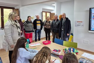 Silva, durante su visita hoy al CEIP Valle de Polaciones (Foto: Gobierno de Cantabria)