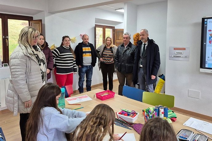 Silva, durante su visita hoy al CEIP Valle de Polaciones (Foto: Gobierno de Cantabria)