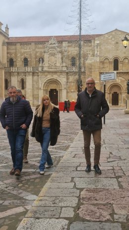 El presidente del Consejo Comarcal del Bierzo y exalcalde de Ponferrada (León), Olegario Ramón (derecha) a su entrada a la Audiencia Provincial de León este martes.
