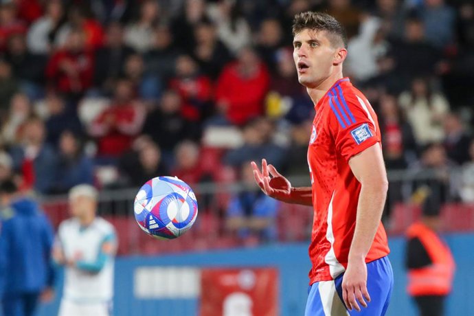 Archivo - Futbol, Chile vs Brasil. Primera rueda, clasificatorias al Mundial 2026. El jugador de la seleccion chilena Benjamin Kuscevic  es fotografiado durante el partido de la primera rueda de las eliminatorias al mundial de 2026 contra Brasil disputado