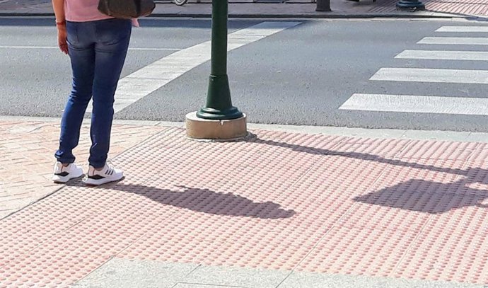 Archivo - Arquivo - Uma pessoa em frente a uma faixa de pedestres em Almería.