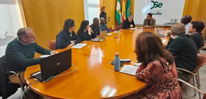El diputado Gonzalo Domínguez encabeza un encuentro con una delegación de Senegal para abordar temas relacionados con el agua.