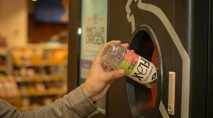 Máquina de la tienda de Ametller Origen en Barcelona que permitirá devolver los envases de algunos productos para ser reutilizados.