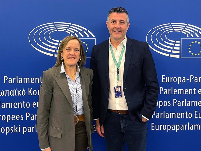 La consejera de Seguridad, Isabel Urrutia, y el parlamentario europeo y copresidente del Intergrupo Resiliencia, Gestión de Crisis y Protección Civil, Pascal Arimont