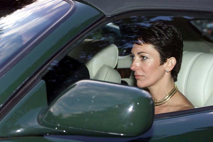 Archivo - Arquivo - Arquivado - 09 de fevereiro de 2000, Inglaterra, Salisbury: Ghislaine Maxwell, filha do falecido proprietário da mídia britânica Robert Maxwell, sai de carro com o príncipe Andrew, duque de York, para o casamento da então namorada Ceci