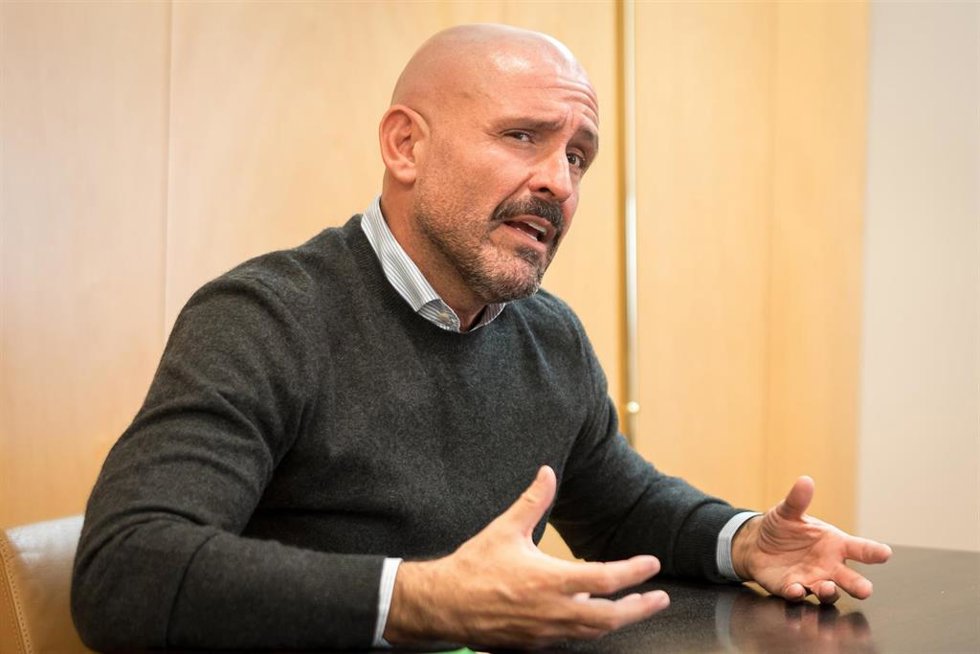 El vicesecretario de Educación e Igualdad del PP, Jaime de los Santos, durante una entrevista para Europa Press, en el Congreso de los Diputados, a 19 de noviembre de 2025, en Madrid (España). 