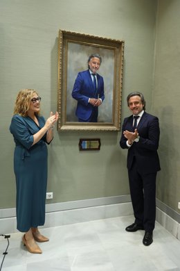 La presidenta del Parlamento de Canarias, Astrid Pérez, y el expresidente Gustavo Matos en la presentación de su retrato