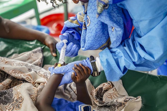 Archivo - Una enfermera de Médicos Sin Fronteras (MSF) administra fluidos a un niño en un centro de tratamiento para el cólera en Malakal, en Sudán del Sur (archivo)