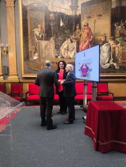 La concejala de Bienestar Social del Ayuntamiento de León, Vera López (centro) junto al presidente de Fundaspe, Martín Manceñido (a su derecha), en el acto de entrega de los Premios Fundaspe 2025.