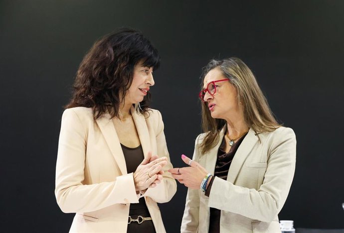 La ministra de Igualdad, Ana Redondo (i), y la jueza Carmen Martínez Perza (d) durante la presentación de la Macroencuesta de Violencia contra la Mujer, en el Ministerio de Igualdad, a 3 de diciembre de 2025, en Madrid (España). 