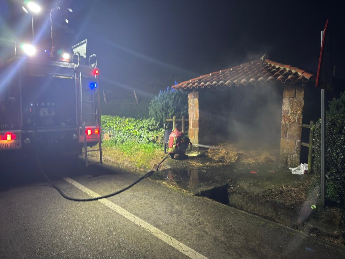 Cortan las luces de Navidad de Novales y prenden fuego al humilladero y Belén de Oreña