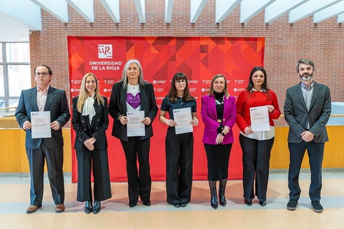 La Facultad de Ciencias Jurídicas y Sociales de la Universidad de La Rioja y el Parlamento de La Rioja han entregado los Premios a los Mejores Trabajo Fin de Grado (TFG)