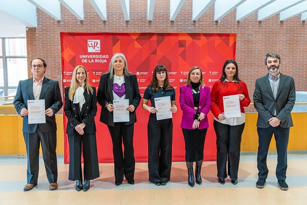 La Facultad de Ciencias Jurídicas y Sociales de la Universidad de La Rioja y el Parlamento de La Rioja han entregado los Premios a los Mejores Trabajo Fin de Grado (TFG)