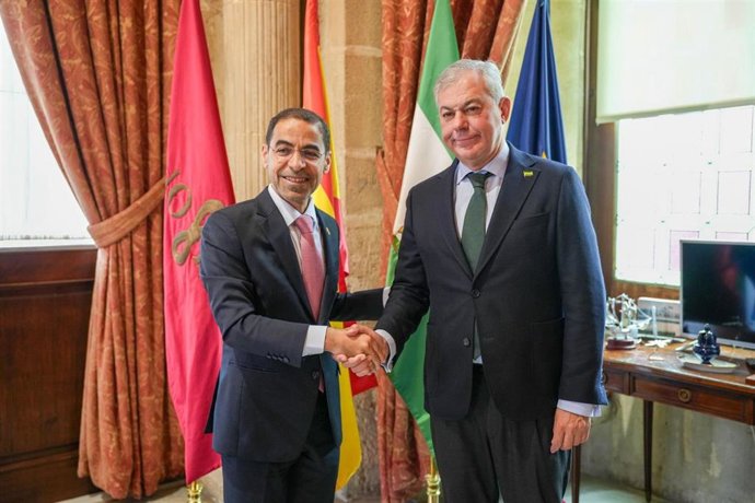 El alcalde de Sevilla, José Luis Sanz, (d)y el nuevo embajador de Emiratos Árabes Unidos en España, Omar Saleh Ahmad Salem Alzaraim Alsuwaidi (i).