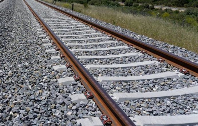 Balasto y traviesas en un tramo de vía férrea.