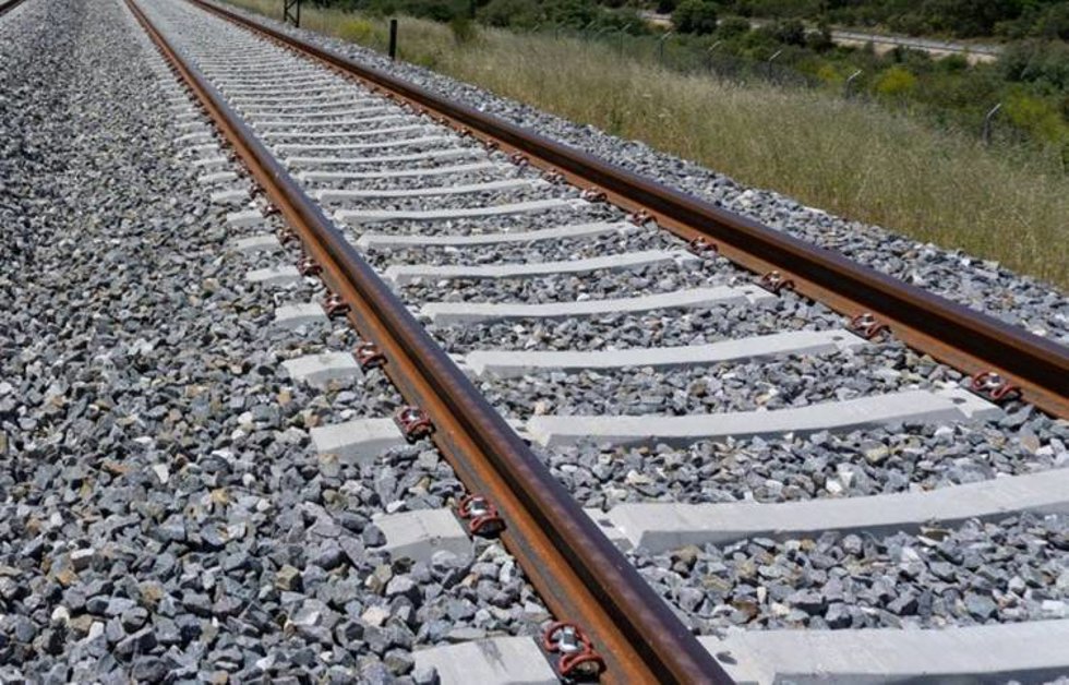 Balasto y traviesas en un tramo de vía férrea.