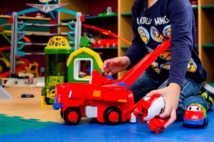 Imagen de archivo de un niño jugando