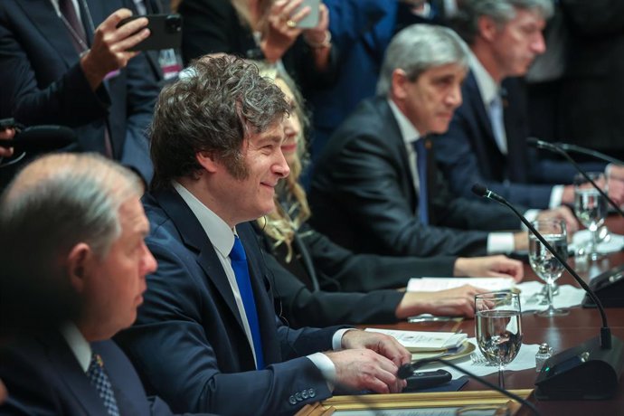 Archivo - October 14, 2025, Washington, District Of Columbia, USA: United States President Donald J Trump hosts a bilateral lunch with President Javier Gerardo Milei of the Argentine Republic in the Cabinet Room of the White House in Washington, DC, USA, 