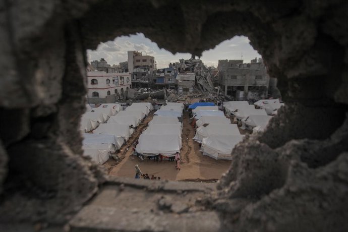 9 de dezembro de 2025, Gaza, Palestina: (INT) Campo de abrigo para viúvas de guerra em Gaza se prepara para a tempestade polar que se aproxima. 09 de dezembro de 2025 - Gaza, Palestina: Imagens do bairro de Nafaq, a leste da cidade de Gaza, revelam um cam