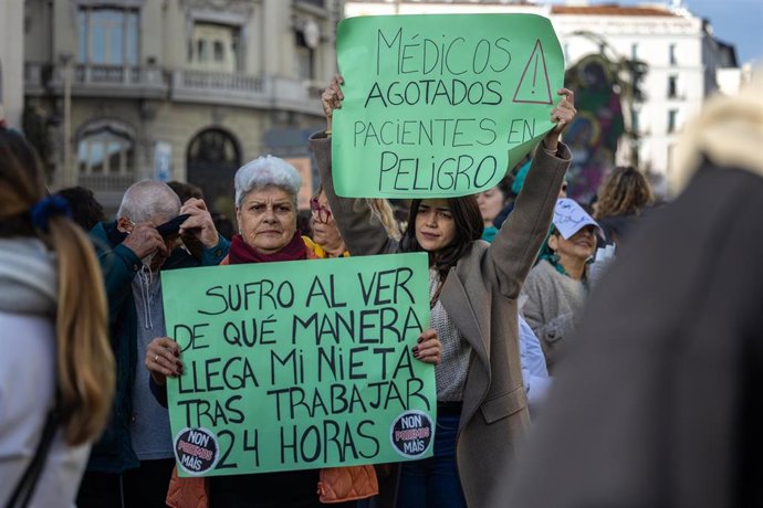Varias personas durante la manifestación de este martes en Madrid contra el Estatuto Marco.