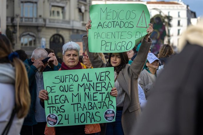 Pessoas durante uma manifestação em 9 de dezembro de 2025 em Madri (Espanha). A Confederação Espanhola de Sindicatos Médicos (CESM) e o Sindicato Médico da Andaluzia (SMA) convocaram quatro dias de greve nacional de terça a sexta-feira.