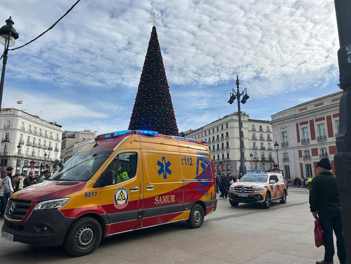 Una ambulancia del Samur en la Plaza Mayor de Madrid, a 9 de diciembre de 2025, en Madrid (España).