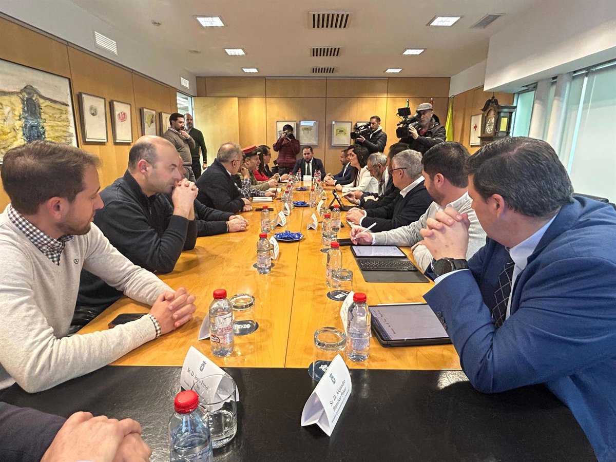 La Mesa en Defensa de la Línea Guadix-Baza y Lorca diseña en Granada su hoja de ruta
