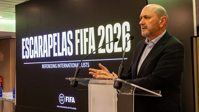 El presidente de la RFEF, Rafael Louzán, en el acto de entrega de las 51 escarapelas FIFA para 2026 a los colegiados nacionales en la Gala Anual del Comité Técnico de Árbitros (CTA).
